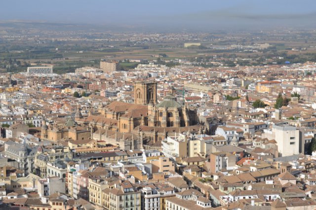 Granada, Stadtbild mit Kathedrale mit Grabstätte von Ferdinand II. und Isabella von Kastilien 